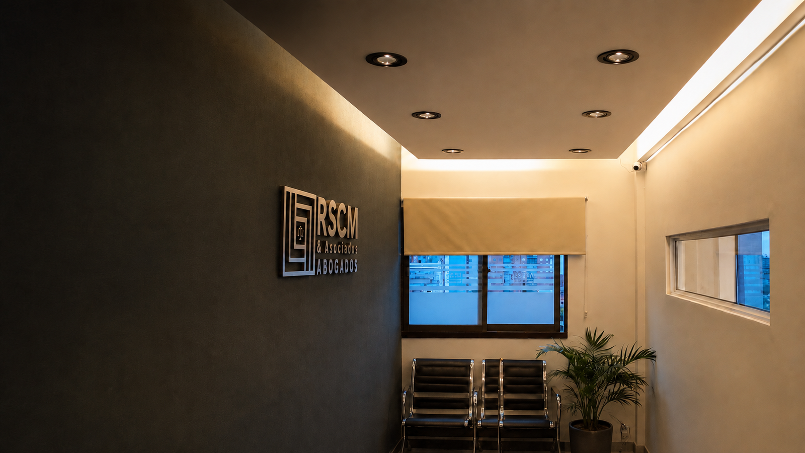 Recepción y pasillo de las oficinas de RSCM & Asociados
